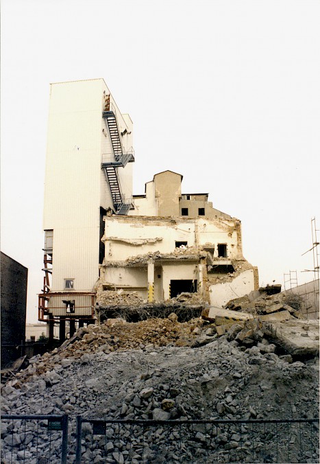 Demolition of the Osthafen Mill buildings on Mühlenstraße, 1996