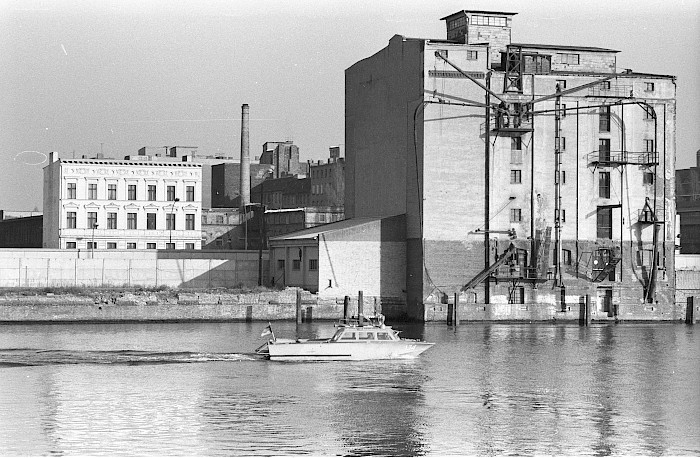 A view of a border troops’ patrol boat passing by the granary, 1980