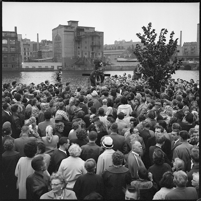 Memorial service for Udo Düllick on the West Berlin riverbank on 9 October 1961