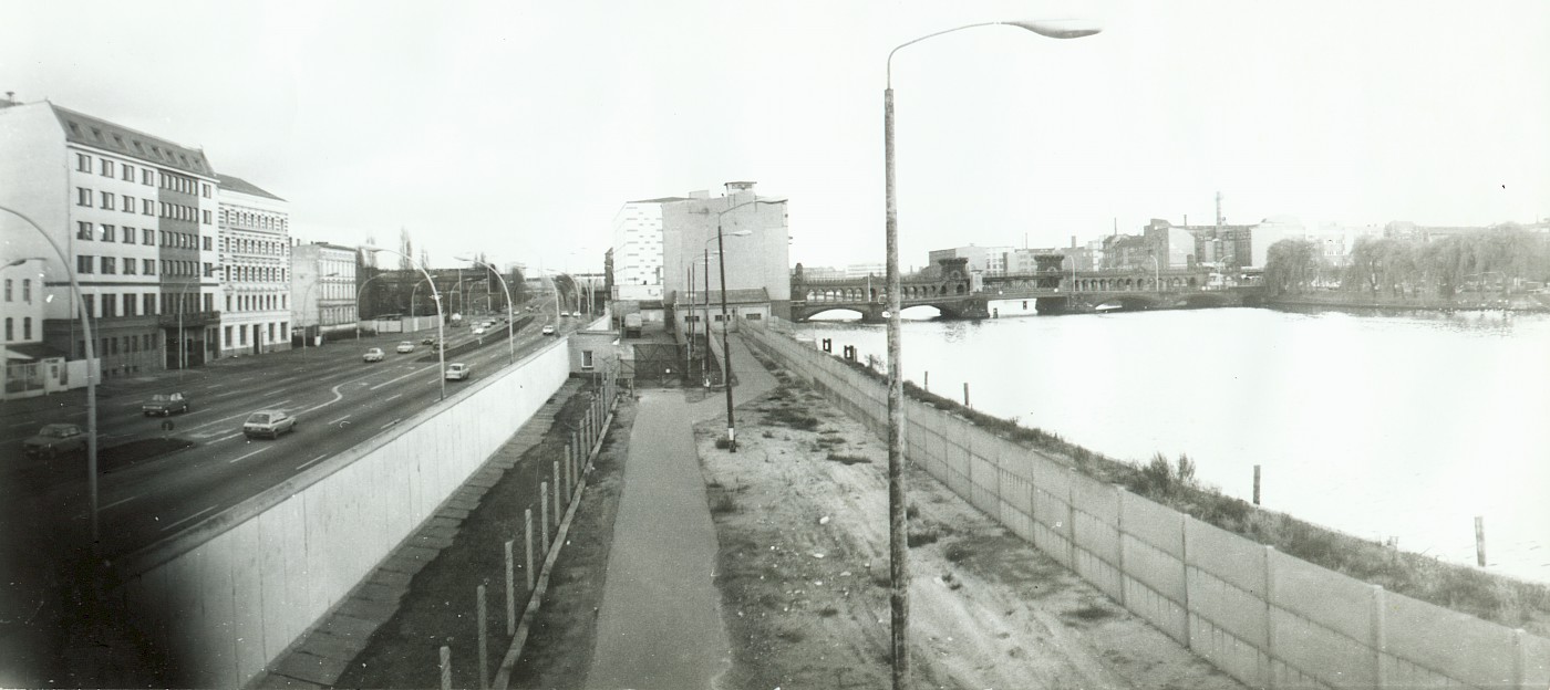 Border strip at Mühlenstraße, GDR border forces photograph, 1988
