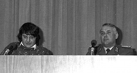David Monty at a press conference with Lieutenant Colonel Rainer Menzel, press officer of the Mitte border detachment, 29.1.1990